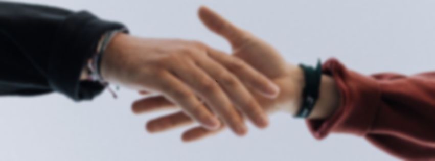 Blick auf die Hände von zwei Personen